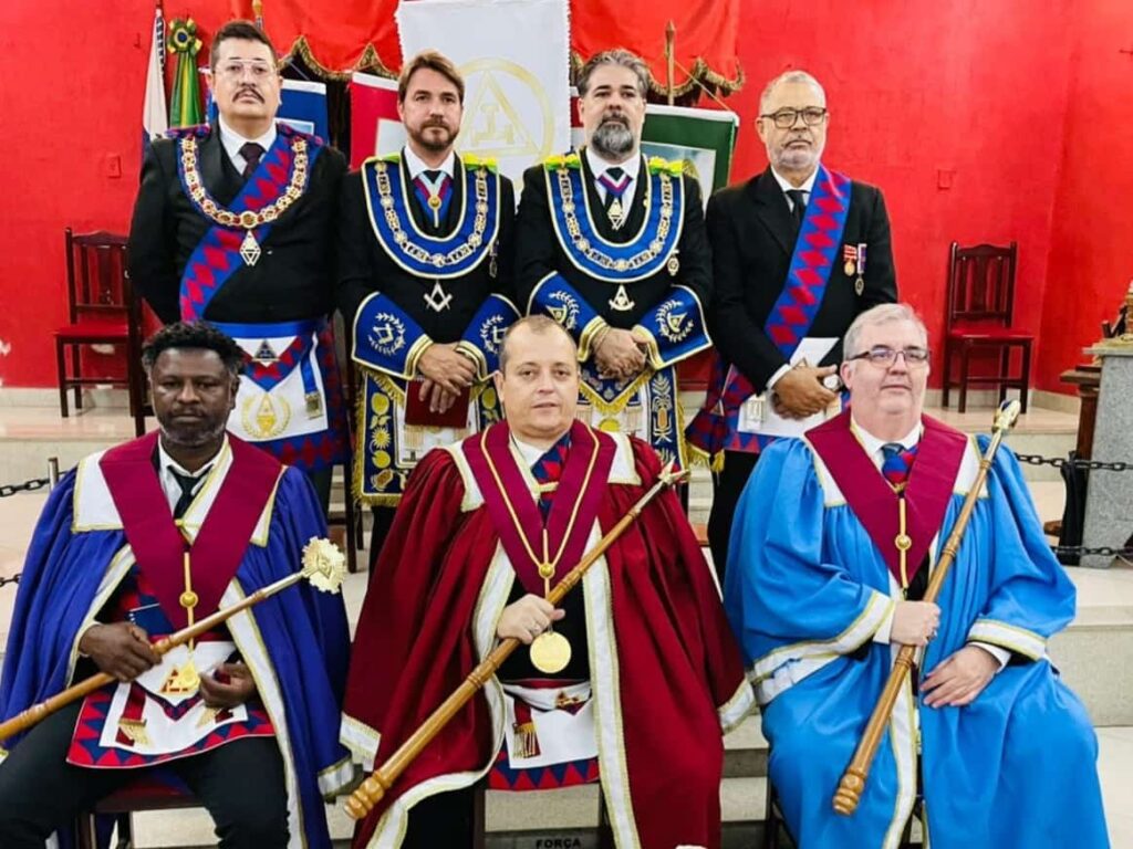Palácio Maçônico do GORJ Celebra Exaltação de 11 Irmãos ao Sagrado Arco Real em Sessão Matutina Histórica do Capítulo nº 03 Jacques DeMolay